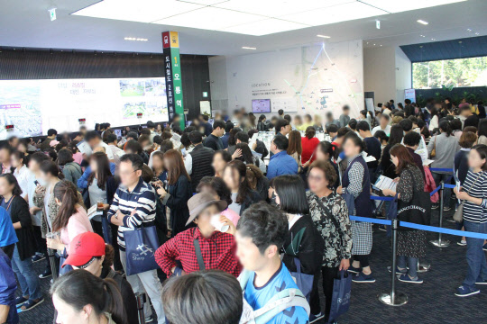 관람객으로 북적이는 '목동 더샵 리슈빌' 견본주택 내부.    포스코건설 제공